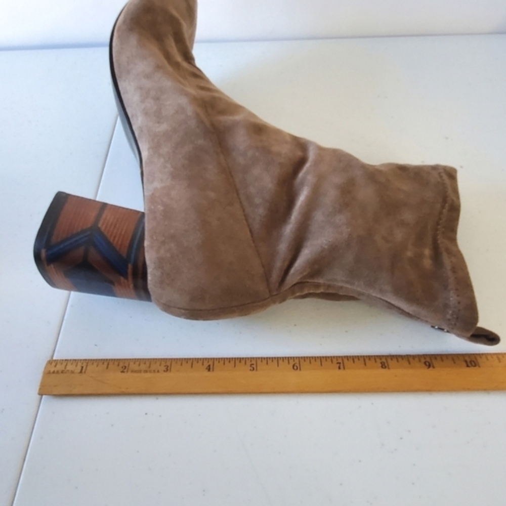 Olivia Miller Unbreak My Heart Boots Size 9 Chunky Heel Pull-on Sueded Bootie - Picture 10 of 13